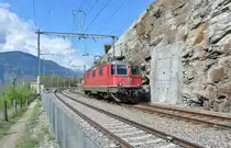 Re 4/4 II 11267 f�hrt als Lokzug bei Lalden Richtung Brig, 04.05.2013.