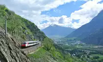 Rettungs�bung im L�tschbergbasistunnel, Umleitung der IC's �ber die alte Bergstrecke: EXT 30816 schl�ngelt sich bei Lalden in Richtung Brig, 04.05.2013. 