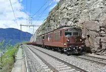 Re 4/4 178+179 mit einem G�terzug bei Lalden, 04.05.2013.