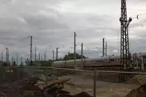 Blick auf das nordwestliche Bahnhofsvorfeld von Radebeul West ,auch hier sind die Bauarbeiten f�r die Neutrassierung der S-Bahn Dresden - Mei�en zu erkennen. Um 14:47 passiert gerade ein ICE den Baustellenbereich. 18.05.2013