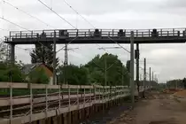 Ihre Tage sind wohl gez�hlt, aber noch ist sie in Betreib, die Signalbr�cke zwischen Radebeul West und Radebeul Zitzschewig.Rechts im Vordergund ist das neue Planum f�r die S-Bahn-Trasse , derzeit Baustra�e , zu erkennen. 18.05.2013  14:15 Uhr.