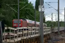Aus Richtung Dresden ist die Kilometrierung anders, hier z�hlt sie bis Leipzig.
KM 104.2 wurde gerade von 143 875 , den Zug der Linie S1 auf dem Gegengleis Richtung Coswig schiebend ,passiert. 18.05.2013   14:22 Uhr.