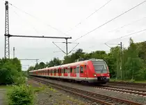 Hier ist der 422 063-8 an der Spitze eines S8-Zuges nach Hagen in Korschenbroich zu sehen am Samstag den 18.5.2013