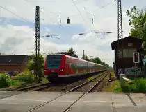 Hier am B� Lerchenfeldstra�e in Anrath ist der 425 560-0 als RE11 F�hrungsfahrzeug nach Hamm (Westfalen) zusehen am Samstag den 18. Mai 2013. Besten Gru� an den Tf der dem Fotografen freundlichst zuwinkte.