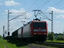 145 030 und 145 056 fahren am 18.05.13 mit einem gemischten G�terzug in Richtung Mannheim. Eingefangen zwischen Wiesental und Wagh�usel.
