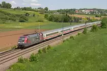 Am 18.05.2013 konnte ich erstmals die f�r die Frankfurter Eintracht werbende 101 110-5 aufnehmen. Mit einem IC aus Richtung M�nchen passiert die Lok hier die Nassachtalbr�cke bei Uhingen.