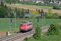 Da scheint wohl jemand chronische Angst vor einem Wagenpark zu haben. Bereits am 10.05.2013 war 115 205-7 ohne Begleitung von M�nchen nach Stuttgart gekommen. Am 18.05.2013 wiederholte sich das Schauspiel bei besserem Wetter, sodass ich diese Aufnahme der Lok bei Uhingen machen konnte.