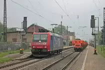 Am 02.05.2013 kam ChemOil Re 482 028-8 als Tfzf bei der Durchfahrt in Kenzingen. Auf dem Gleis neben der 482er steht Lomo 212 249-7 mit einem Bauzug bei einem Man�ver.