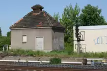 17.5.2013 S-Bf. Berlin-Blankenburg - nur noch selten anzutreffen: Kuppelstelle f�r die Bahnstromversorgung. Das Toilettenh�uschen stand links davon und wurde schon abgerissen. Auch gut erkennbar ist die alte Bahnsteigh�he vor der Elektrisierung.