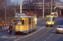 Essen Tw 1726 in der Altendorfer Stra�e, 28.02.1992, es kreuzt der M�lheimer Tw 286 auf der damals noch durchgehenden Linie 104.