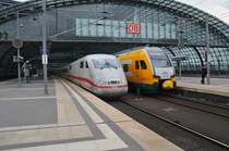 Hier links 401 051-8  L�neburg  als ICE694 von Stuttgart Hbf. nach Berlin Ostbahnhof und rechts 445 104-3 als RE2 (RE37365) von Cottbus nach Wittenberge, diese beiden Triebz�ge begegneten sich am 1.5.2013 in Berlin Hbf. 