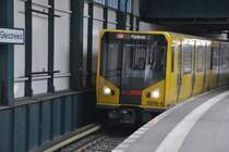 BERLIN, 28.04.2013, Wagen 1016-4 als U-Bahnlinie U2 nach Pankow bei der Einfahrt in den U-Bahnhof Gleisdreieck