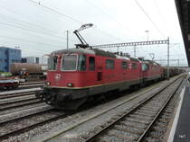 SBB - Re 4/4 11239 und Re 4/4 11174 vor G�terzug im Bahnhof delemont am 02.05.2013