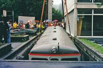 ASm: Als Clubbeizli  B�umlisi  der Solothurner Eisenbahnamateure R�ttenen hat der ASm Bt 152 (ex SZB/BTI) �berlebt. Weil er bei der ASm nicht mehr ben�tigt wurde, konnte er bereits im Jahre 2002 ausrangiert werden. Von den Clubmitgliedern wurde er w�hrend der Freizeit im ehemaligen SNB-Depot Wiedlisbach aufgearbeitet. Nach der Ankunft in R�ttenen war vor allem die anschliessende Aufgleisung im engen ehemaligen Heizungsschacht des ausgedienten Hallenbades der Einwohnergemeinde R�ttenen -unter der Anteilnahme der Dorfbev�lkerung- eine echte Herausforderung f�r den Kranf�hrer (Milimeterarbeit war gefordert). Das kurze Gleisst�ck wurde durch den ASm-Baudienst gelegt und sogar beschottert. Das Clubbeizli wird seit dem Jahre 2003 erfolgreich betrieben und w�hrend den Modellbahntagen in R�ttenen kann das Bipperlisi jeweils im Original und als Modell bestaunt werden. Die Aufnahme ist am 19. September 2002 in R�ttenen entstanden. Bild gescannt.
Foto: Walter Ruetsch