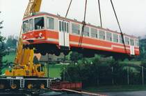ASm: Als Clubbeizli  B�umlisi  der Solothurner Eisenbahnamateure R�ttenen hat der ASm Bt 152 (ex SZB/BTI) �berlebt. Weil er bei der ASm nicht mehr ben�tigt wurde, konnte er bereits im Jahre 2002 ausrangiert werden. Von den Clubmitgliedern wurde er w�hrend der Freizeit im ehemaligen SNB-Depot Wiedlisbach aufgearbeitet. Nach der Ankunft in R�ttenen war vor allem die anschliessende Aufgleisung im engen ehemaligen Heizungsschacht des ausgedienten Hallenbades der Einwohnergemeinde R�ttenen -unter der Anteilnahme der Dorfbev�lkerung- eine echte Herausforderung f�r den Kranf�hrer (Milimeterarbeit war gefordert). Das kurze Gleisst�ck wurde durch den ASm-Baudienst gelegt und sogar beschottert. Das Clubbeizli wird seit dem Jahre 2003 erfolgreich betrieben und w�hrend den Modellbahntagen in R�ttenen kann das Bipperlisi jeweils im Original und als Modell bestaunt werden. Die Aufnahme ist am 19. September 2002 in R�ttenen entstanden. Bild gescannt.
Foto: Walter Ruetsch
    