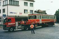 ASm: Als Clubbeizli  B�umlisi  der Solothurner Eisenbahnamateure R�ttenen hat der ASm Bt 152 (ex SZB/BTI) �berlebt. Weil er bei der ASm nicht mehr ben�tigt wurde, konnte er bereits im Jahre 2002 ausrangiert werden. Von den Clubmitgliedern wurde er w�hrend der Freizeit im ehemaligen SNB-Depot Wiedlisbach aufgearbeitet. Am 19. September 2002 wurde er im Industriegebiet auf einen Lastenzug verladen und auf vielen Umwegen nach R�ttenen gebracht. Die Aufnahme des Schwertransports ist w�hrend der Durchfahrt Langenthal entstanden. Bild gescannt.
Foto: Walter Ruetsch