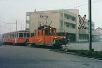 ASm: Als Clubbeizli  B�umlisi  der Solothurner Eisenbahnamateure R�ttenen hat der ASm Bt 152 (ex SZB/BTI) �berlebt. Weil er bei der ASm nicht mehr ben�tigt wurde, konnte er bereits im Jahre 2002 ausrangiert werden. Von den Clubmitgliedern wurde er w�hrend der Freizeit im ehemaligen SNB-Depot Wiedlisbach aufgearbeitet. Am 18. September 2002 erfolgte bei nebligem Herbstwettet die Ueberfuhr mit der Ge 4/4 126 von Wiedlisbach nach Langenthal. Wegen unterschiedlichen Kupplungssystemen musste mit einer Kupplungsstange gefahren werden. Die Aufnahme ist am 18.9.2002 auf dem Bahnhofplatz Niederbipp entstanden, der inzwischen vollst�ndig umgestaltet worden ist. Auch der Geb�udekomplex im Hintergrund musste einem Neubau weichen und die Ge 4/4 126 steht bereits im Eisenbahnmuseum Kallnach. Bild gescannt.
Foto: Walter Ruetsch