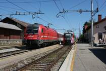 Fast h�tte es einen t�dlichen Unfall gegeben. V�llig unbek�mmert schritt
ein Mann hinter dem eingefahrenen Triebwagen �ber die Gleise. Der scharfe
Warnpfiff des slovenischen Taurus lie� ihn im letzten Moment verharren. Haarscharf
brauste die 541-106 mit ihrem Autoreisezug an ihm vorbei durch den Bahnhof
Brezdanice. Der Zug kam aus Zagreb.