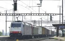 Ein Crossrail G�terzug passiert den Bahnhof Henschiken am 23.04.2013 in Richtung B�tzberg