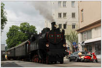 In Linz gab es am 13.5.2013 so manch staunendes Gesicht, als �GEG 77.28 mit ihrem SR 16529 durch die Reindlstra�e fuhr.
