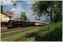 475.179 aus Děč�n (CZ)und 475.196 aus Vr�tky (SK) im Zuge einer Tschechien-Slowakei Rundfahrt am 10.5.2013 von Vr�tky nach Cerven� Skala unterwegs, aufgenommen bei der Ausfahrt aus dem Bahnhof Kremnica.