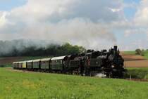 30 33 und 93 1420 besch�ftigte sich an diesem Sonntag mit dem SEZ 14818 von Korneuburg (Ko) nach Ernstbrunn (Erb), hier zum sehen kurz vor dem �bersetzen der Eisenbahnkreutzung zwischen Wetzleinsdorf und Karnabrunn; am 05.05.2013