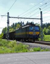 19.5.2013 13:45 ČD 363 067-0 mit einem G�terzug aus Richtung Mari�nsk� L�zně in Richtung Cheb in der N�he der Talsperre Jesenice zwischen der Haltestelle Stebnice und dem Bahnhof Lipov� u Chebu.
