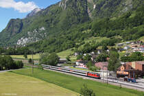 Eine Re 4/4 mit einem Rheintalexpress am 18.05.2013 in R�thi.