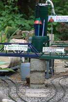 Wenn nicht gerade M�hlentag w�re, h�tte der Fotograf die Kamera stecken gelassen.
Der Spezialg�terwagen mit Holzbeh�ltern ist leider durch die Br�cke verdeckt.
20.05.2013  11:30 Uhr