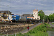 LTE 185.528 brachte am 15.05.13 einen Kupferanoden Ganzzug durch R�desheim am Rhein in Richtung K�ln.