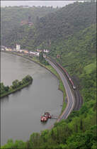STB 1216.960 wird in wenigen Augenblicken mit ihrem Kesselwagenzug in den Loreley Tunnel einfahren.
St.Goarshausen 16.05.13