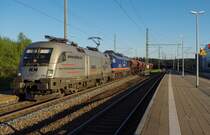 ES 64 U2 - 100 Hupac und BR 232 Raildox sind am 18.05.2013 mit einem Getreidezug im Frankenwald unterwegs. (Bahnhof Steinbach am Wald / NSD)