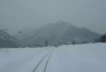 Akita Nairiku-Bahn, die 1963 er�ffnete Verl�ngerung des Nordabschnitts: Die n�chste Station k�ndigt sich dem Triebwagen 8805 durch drei Signallichter (gr�n-gelb-rot) an, die in der d�steren Stimmung geradezu surreal wirken. Hitachinai, 14.Februar 2013. 