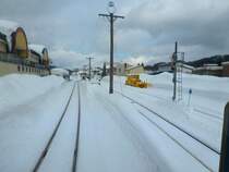 Die Ortschaft Aniai ist das Zentrum der Akita Nairiku-Bahn, mit Depot und Werkstatt. Im Bild: Einfahrt in Aniai, links tief verschneite Wagen, rechts ein Schneer�umungsfahrzeug. 14.Februar 2013. 
