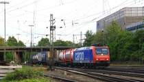 482 003-1 von SBB-Cargo kommt aus Richtung K�ln,Aachen-Hbf mit einem langen Containerzug aus Gallarate(I) nach Antwerpen-Oorderen(B) und f�hrt in Aachen-West ein am Abend des 15.5.2013.