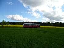 Am 20.05.13 war Deutscher M�hlentag, da fuhr die Ferkeltaxe wieder von Sch�nberg/V. nach Schleiz West und zur�ck. Hier kurz vor M�hltroff.