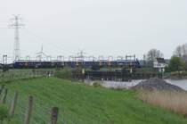 Eine NWB RS3 �berquert am 16.05.2013 auf dem Weg von Nordenham nach Bremen Hbf die Elsflether Huntebr�cke.