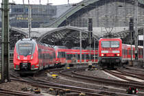 442 603 als RE 9 nach Aachen Einfahrend in K�ln Hbf. und 143 045 als S 6 nach Essen Ausfahrend aus K�ln Hbf. 20.5.2013