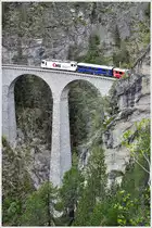 RE1152 mit Ge 4/4 III 643  Vals  und Gourmino-Speisewagen �berqueren in 65m H�he das Landwassertal. (21.05.2013)