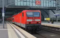 Hier 143 868-8 mit einem RE1 (RE18071)  Baumbl�ten-Express  von Werder(Havel) nach Berlin Ostbahnhof, bei der Ausfahrt am 1.5.2013 aus Berlin Hbf. 