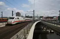 Hier 401 569-9  Worms  als ICE691 von Berlin Ostbahnhof nach M�nchen Hbf., bei der Einfahrt am 1.5.2013 in Berlin Hbf.