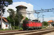 Im Bahnhof Aleksinac in Serbien bildet ein sehr sch�ner alter Wasserturm
einen idealen Hintergrund f�r Eisenbahnszenen. Am 4.5.2013 rangierte 
gerade Elektrolok 441-749 vor diesem Bauwerk.
