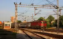 Hauptbahnhof Nis am 4.5.2013
Einfahrt eines Personenzuges mit Elektrolok 441-066