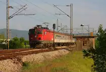 Am Stadtrand von Nis in Serbien entstand am 4.5.2013 diese Aufnahme.
Elektrolok 444-0009 mit einem Personenzug aus Beograd n�hert sich in 
der Abendsonne dem Hauptbahnhof Nis.