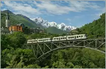 Es bestand die Absicht, in S. Antonino SBB Re 474 zu fotografieren, doch als ich das fesselnde Centovalli erlebte, kam ich nicht mal bis Locarno, so endete die Reise in Intragna und es begann eine interessante Fototour durch (einen Teil) der  Hundert T�ler .
Centovalli-Express 43 Domodossola - Locarno vor der Kulisse Intragnas. 
22. Mai 2013