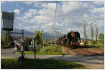 Mein letztes Bild dieser Tschechien/Slowakei Rundfahrt zeigt 475.196 aus Vr�tky (SK) und 475.179 aus Děč�n (CZ) am 11.5.2013 mit ihrem Sonderzug am 4. Tag seiner Reise von Cerven� Skala �ber Margecany nach Vr�tky bereits unter Fahrleitung bei der Durchfahrt in Va�ec. F�r uns ging es ab hier weiter nach Poprad und in weiterer Folge mit dem Autoreisezug ab Poprad-Tatry nach Prag.


