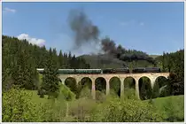 475.196 aus Vr�tky (SK) und 475.179 aus Děč�n (CZ) am 11.5.2013 mit ihrem Sonderzug von Cerven� Skala �ber Margecany nach Vr�tky aufgenommen  kurz nach der Haltestelle Telg�rt penzi�n.