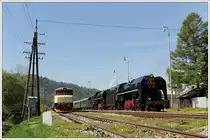 475.196 aus Vr�tky (SK) und 475.179 aus Děč�n (CZ) am 11.5.2013 mit ihrem Sonderzug von Cerven� Skala �ber Margecany nach Vr�tky aufgenommen beim Halt in Telg�rt. Daneben f�hrt gerade 749.249 mit dem Brandschutzzug in Telg�rt ein.