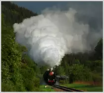 Am Morgen des 11.5.2013 gab es vor der planm��igen Abfahrt von Cerven� Skala nach Vr�tky im ersten Morgenlich einen Fotozug zwischen Hel'pa und Cerven� Skala mit 475.196 aus Vr�tky (SK) an der Spitze und 475.179 aus Děč�n (CZ) als Zuglok. Die Aufnahme zeigt den Zug zwischen Hel'pa und Nov� Ma�a.