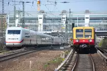 BERLIN, 01.05.2013, schönes Aufeinandertreffen zweier völlig unterschiedlicher Triebfahrzeuge beim S-Bahnhof Rummelsburg: links ein ICE auf dem Weg ins Depot Rummelsburg, rechts einer der ältesten Berliner S-Bahnzüge (allerdings modernisiert); im Hintergrund ist die Bahnsteighalle des Ringbahnsteigs vom S-Bahnhof Ostkreuz deutlich zu erkennen